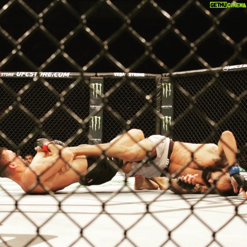 Claudio Puelles - 2.1K Likes - 🗓️ Flashback Friday
¿Recuerdan esa noche? 👀
¿Estuviste ahí? Cuéntame cómo lo viviste 🤙🏽
.
.
.
.
.
📸 @kotecruz11 / Mayo 19, 2018
#PrinceOfPeru #ClaudioPuelles #UFC #ArribaPeru #fbf #lutalivre #mma #kneebar #hhm