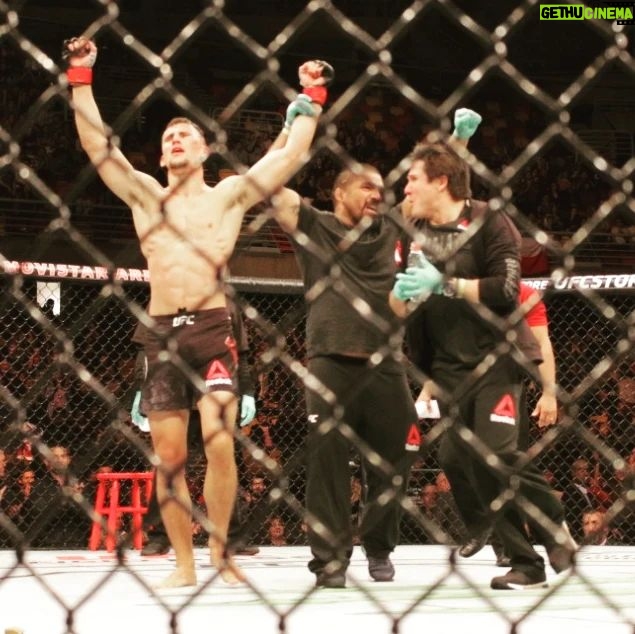 Claudio Puelles - 2.1K Likes - 🗓️ Flashback Friday
¿Recuerdan esa noche? 👀
¿Estuviste ahí? Cuéntame cómo lo viviste 🤙🏽
.
.
.
.
.
📸 @kotecruz11 / Mayo 19, 2018
#PrinceOfPeru #ClaudioPuelles #UFC #ArribaPeru #fbf #lutalivre #mma #kneebar #hhm