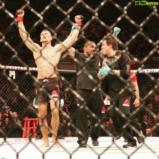 Claudio Puelles Instagram - 🗓️ Flashback Friday ¿Recuerdan esa noche? 👀 ¿Estuviste ahí? Cuéntame cómo lo viviste 🤙🏽 . . . . . 📸 @kotecruz11 / Mayo 19, 2018 #PrinceOfPeru #ClaudioPuelles #UFC #ArribaPeru #fbf #lutalivre #mma #kneebar #hhm Movistar Arena