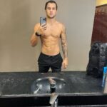 Claudio Puelles Instagram - 2km nadando por primera vez en mi vida 🏊🏽‍♂️ Tal vez para algunos sea algo común o no parezca tanta distancia pero para alguien que siempre ha dependido mas de la habilidad(skill) que de la resistencia fisica para sobresalir en mi deporte esto es todo un logro y sé que es solo el comienzo de lo que realmente podría hacer. Nunca me voy a olvidar en la clases de natación de chibolo como siempre me hundía en la piscina o era el ultimo en llegar, pensaba que el agua no era lo mio 😂. Tengo que hacer un agradecimiento especial a @acuaman82 mi coach de natación hace 1 año. sin el esto no sería posible. Me enseño la técnica correcta para nadar y me preparó fisicamente para que estos 2 Km se sintieran como cosa de todos los dias 🫡🥷 ⌚️: @amazfit.peru Y obvio que los 2km son sin parar jeje con @acuaman82 nadamoa entre 1-2km pero con drills,piques y descansos Miami, Florida