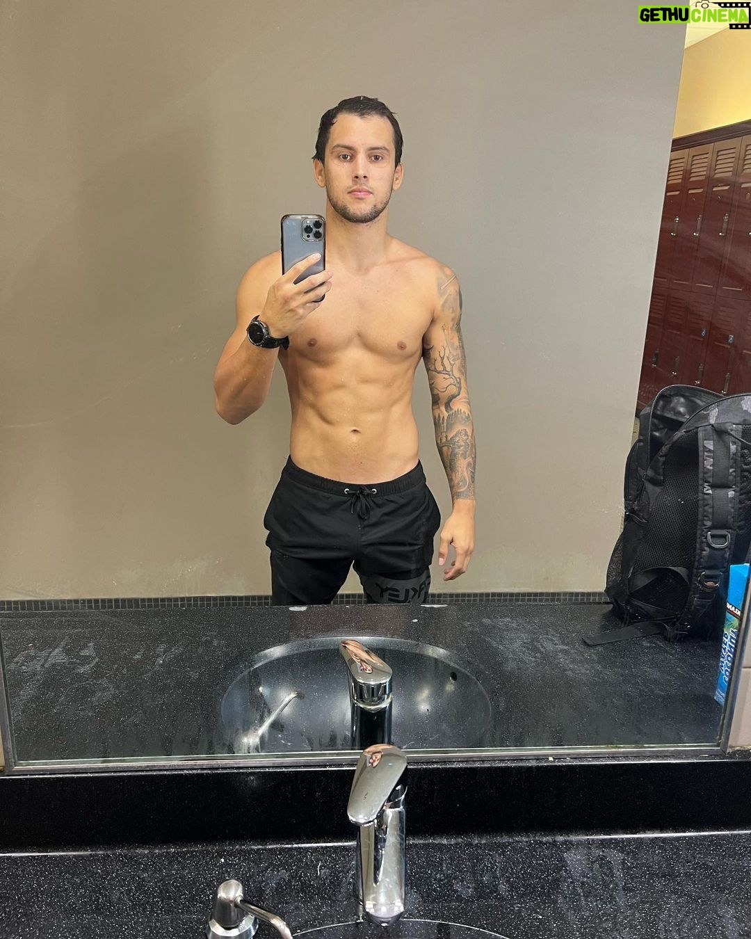 Claudio Puelles - 1.5K Likes - 2km nadando por primera vez en mi vida 🏊🏽♂️
Tal vez para algunos sea algo común o no parezca tanta distancia pero para alguien que siempre ha dependido mas de la habilidad(skill) que de la resistencia fisica para sobresalir en mi deporte esto es todo un logro y sé que es solo el comienzo de lo que realmente podría hacer. Nunca me voy a olvidar en la clases de natación de chibolo como siempre me hundía en la piscina o era el ultimo en llegar, pensaba que el agua no era lo mio 😂.
Tengo que hacer un agradecimiento especial a @acuaman82 mi coach de natación hace 1 año. sin el esto no sería posible. Me enseño la técnica correcta para nadar y me preparó fisicamente para que estos 2 Km se sintieran como cosa de todos los dias 🫡🥷
⌚️: @amazfit.peru
Y obvio que los 2km son sin parar jeje con @acuaman82 nadamoa entre 1-2km pero con drills,piques y descansos