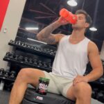 Claudio Puelles Instagram - Dia dinamico leve luego de muchos rounds de sparring esta mañana, construyendo de a pocos para ser mi mejor versión . Mis aminos de Scitec me acompañan en cada round 🥊💪🏼 @nutripointperu 🏋🏽‍♂️ : @ahmedzeki_87 : @iansmithperformance @symmetry_fitness
