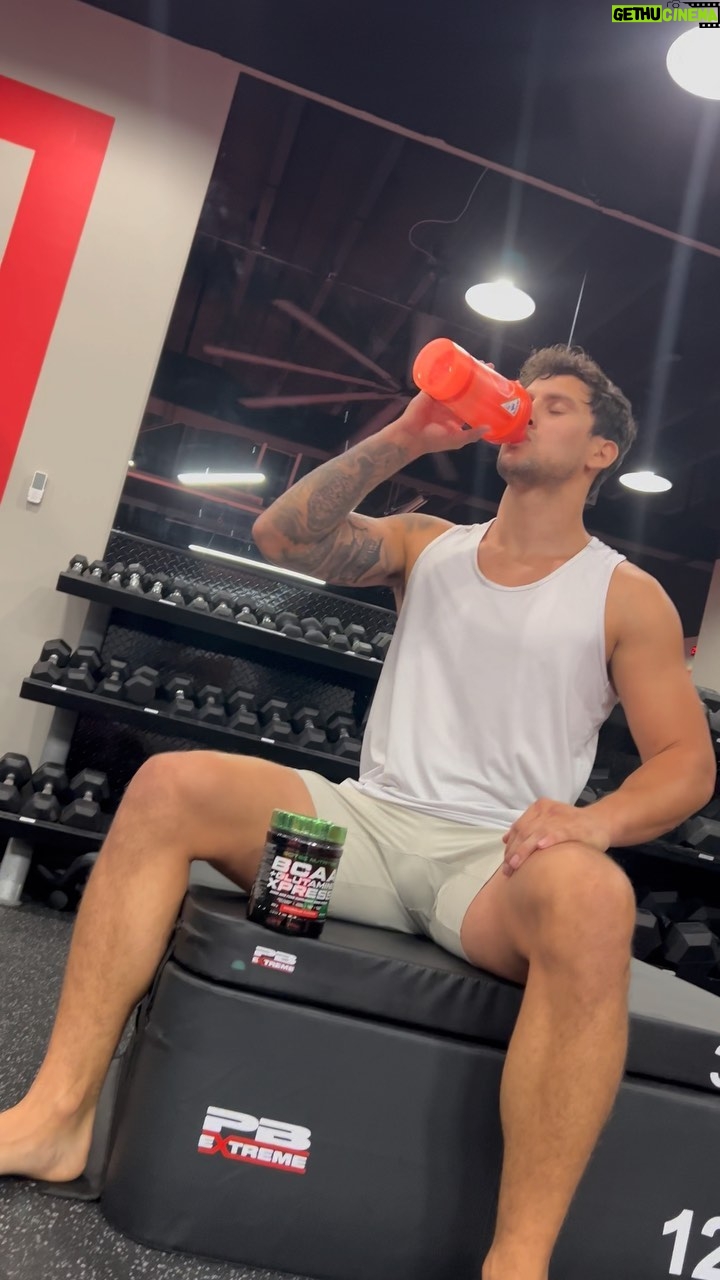 Claudio Puelles Instagram - Dia dinamico leve luego de muchos rounds de sparring esta mañana, construyendo de a pocos para ser mi mejor versión . Mis aminos de Scitec me acompañan en cada round 🥊💪🏼 @nutripointperu 🏋🏽♂️ : @ahmedzeki_87 : @iansmithperformance @symmetry_fitness