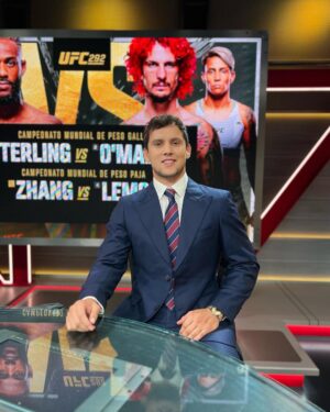 Claudio Puelles Instagram - Listo para la transmisión de #ufc292. Escúchanos por @ufcespanol 
Cuales son tus predicciones para esta noche???

🕴️: @suezacnich_ 
👞: @dalstonhouseperu
