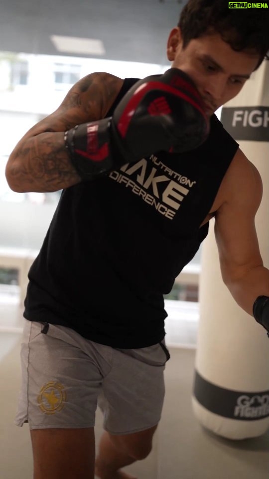 Claudio Puelles Instagram - Mis suplementos @nutripointperu + mis guantes @uppercut.pe 💯🇵🇪 Combinación ganadora 💪🏽 Y que mejor que en @fightlab_peru #PrinceofPeru #ClaudioPuelles #ArribaPeru #MMA #nutripoint #scitecnutrition #uppercutperu @centralsportperu