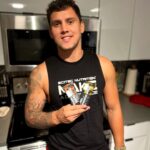 Claudio Puelles Instagram - 💪🍫 ¡Combate el hambre y potencia tu rendimiento con "Choco Pro" de SCITEC Nutrition! 💥🏋️‍♂️ Deliciosas barras de proteína, el aliado perfecto para someter al hambre en cualquier momento del día. ¡Sabor y 14grs de proteína en cada bocado! 😋👊 Encuentra toda la variedad de barritas en @nutripointperu #ClaudioPuelles #PrinceOfPeru #ArribaPeru #ChocoPro #SCITECNutrition #Nutripoint Pompano Beach, Florida