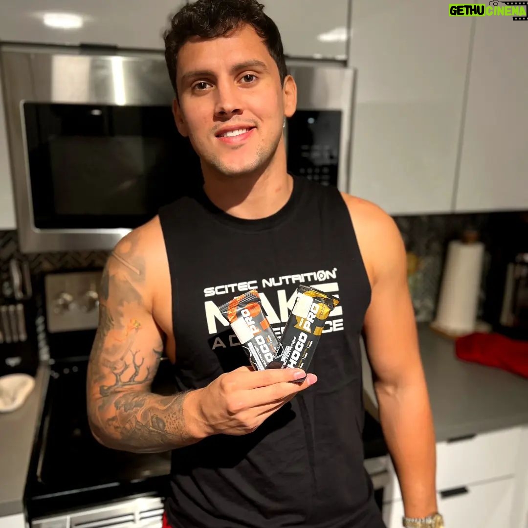 Claudio Puelles Instagram - 💪🍫 ¡Combate el hambre y potencia tu rendimiento con "Choco Pro" de SCITEC Nutrition! 💥🏋️♂️ Deliciosas barras de proteína, el aliado perfecto para someter al hambre en cualquier momento del día. ¡Sabor y 14grs de proteína en cada bocado! 😋👊 Encuentra toda la variedad de barritas en @nutripointperu #ClaudioPuelles #PrinceOfPeru #ArribaPeru #ChocoPro #SCITECNutrition #Nutripoint Pompano Beach, Florida