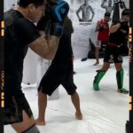 Claudio Puelles Instagram - 🇵🇪🥊 ¡De vuelta a casa y más fuerte que nunca! 🔥 Preparándome para regresar al octágono con la intensidad que solo el Perú puede darme. 💪🇵🇪 Entrenando duro con el maestro @ivanibericopitbull y @elmudopinedo en Perú, preparándome para volver al octágono con todo. 💪🔥 Y adivina quién me está acompañando en este camino... ¡Mis poderosos guantes Uppercut! 👊✨ 𝗙𝘂𝗲𝗿𝘇𝗮, 𝗽𝗼𝘁𝗲𝗻𝗰𝗶𝗮, 𝘆 𝗲𝘀𝘁𝗶𝗹𝗼. ¡Juntos somos imparables! No puedo esperar para mostrar todo el trabajo que hemos puesto en mi regreso al octágono. ¿Están listos para ver lo que podemos lograr juntos? Consigue tus guantes🥊@uppercut.pe en @centralsportperu! #ClaudioPuelles #PrinceOfPeru #arribaperu #UFC #Peru #MMA