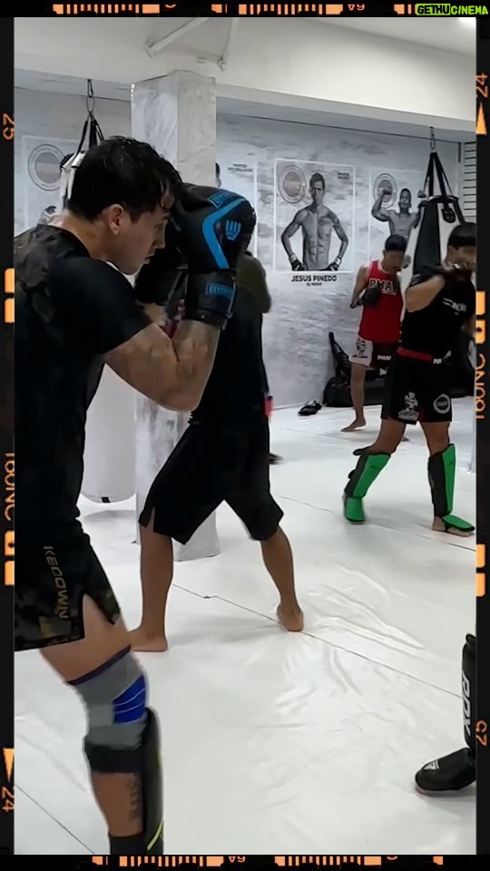 Claudio Puelles Instagram - 🇵🇪🥊 ¡De vuelta a casa y más fuerte que nunca! 🔥 Preparándome para regresar al octágono con la intensidad que solo el Perú puede darme. 💪🇵🇪 Entrenando duro con el maestro @ivanibericopitbull y @elmudopinedo en Perú, preparándome para volver al octágono con todo. 💪🔥 Y adivina quién me está acompañando en este camino... ¡Mis poderosos guantes Uppercut! 👊✨ 𝗙𝘂𝗲𝗿𝘇𝗮, 𝗽𝗼𝘁𝗲𝗻𝗰𝗶𝗮, 𝘆 𝗲𝘀𝘁𝗶𝗹𝗼. ¡Juntos somos imparables! No puedo esperar para mostrar todo el trabajo que hemos puesto en mi regreso al octágono. ¿Están listos para ver lo que podemos lograr juntos? Consigue tus guantes🥊@uppercut.pe en @centralsportperu! #ClaudioPuelles #PrinceOfPeru #arribaperu #UFC #Peru #MMA
