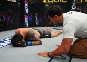 Claudio Puelles Instagram - Dicen que cuando pelea un amigo o compañero de training cercano te pueden dar nervios casi como si pelearás tu mismo, es una combinación entre seguridad y dudas. Uno cuestionandose y al instante afirmando con uno mismo que estas ahí por un motivo. Para eso esta la esquina y equipo, no solo para gritarte indicaciones(punto importante) tambien para ayudar al peleador a entrar a la zona y prender el fuego necesario para hacer SU pelea. Lo que hizo @elmudopinedo en PFL fue increíble. si,
Le gano al campeón. Y es algo para aplaudir. Pero no diría que me sorpende, he entrenado con el desde que teniamos 16 años y se perfectamente de lo que es capaz. Se que puede ganar ese torneo y la mejor parte es que ya esta encaminado. Junto con @ivanibericopitbull la preparación no para.
Finalmente quería agradecer al profesor por esa semana, los entrenos y consejos. Y a la vida por estos momentos que quedan guardados para siempre