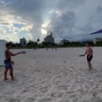 Claudio Puelles Instagram - Que buen día de playa, almorzar comida peruana, disparando rifle full automático por primera vez, top golf y cerrando con UFC 289 ✅ Miami, Florida
