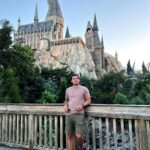 Claudio Puelles Instagram – Acá, todo casual no encontrándome con McGregor ☘️ 🤣

Shirt 👕 by @cuts 
.
.
.
.
#princeofperu #claudiopuelles #universalstudios #magickingdom #mma #arribaperú #peru #peruano Universal Studios Florida