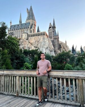 Claudio Puelles Instagram - Acá, todo casual no encontrándome con McGregor ☘️ 🤣

Shirt 👕 by @cuts 
.
.
.
.
#princeofperu #claudiopuelles #universalstudios #magickingdom #mma #arribaperú #peru #peruano