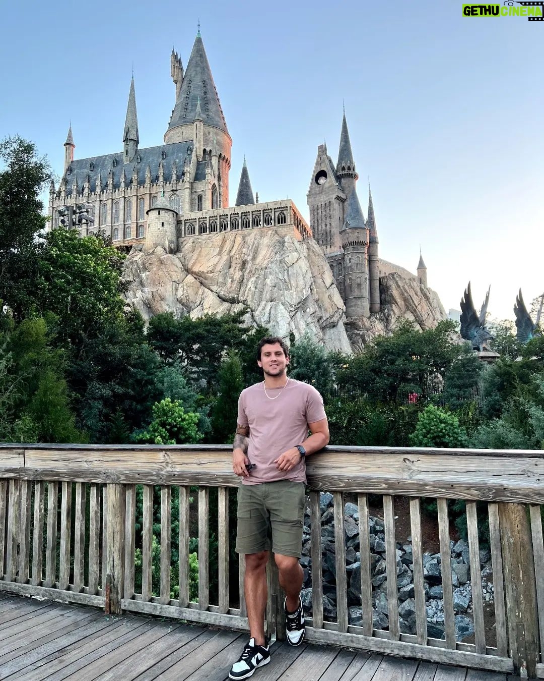 Claudio Puelles - 2.8K Likes - Acá, todo casual no encontrándome con McGregor ☘️ 🤣
Shirt 👕 by @cuts
.
.
.
.
#princeofperu #claudiopuelles #universalstudios #magickingdom #mma #arribaperú #peru #peruano