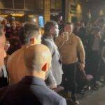 Claudio Puelles Instagram - Buenas 3 semanas con el team @pmacperu por el norte de Estados Unidos. El tour empezó en NYC donde @kevin_gallonegro abrio la cartelera en Madison Square Garden con una pelea bastante entretenida. La segunda parada fue en Philadelphia donde nuestro capitan de equipo @benreitermma nos recibió en su casa por una semana y pudimos ver mucho del otoño y hasta las escaleras de rocky balboa. Para cerrar nuestro tour, nos esperaba Washington, distrito capital del país. Con edificiones muy bonitos y un momento bastante especial donde @elmudopinedo nos regala el titulo mundial de PFL. Gracias a @ivanibericopitbull por estas experiencias y tambien al @fuertebarzola por regalarnos esa luchita casera al inicio para que se bacilen. ⚡️🏆💪🏼 @ki_f_g ⚡️ @libiiberico 🙏🏼