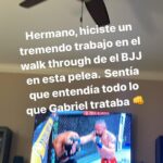 Claudio Puelles Instagram - Se nos va un dia mas de peleas increíbles y momentos inesperados como en esa pelea coestelar y partes que tuvimos que meterle poco de diversión para levantar el animo. Una pena no haber podido comentar la pelea de mi compatriota @danielsoncoramma y de mi pata @estebanribovicsmma pero ya ambos tendrán la oportunidad de volver 💪🏼 Gracias a todos los que nos acompañaron en la transmisión @ufcespanol Nos vemos en Diciembre, ahora a entrenar 🫡 Las Vegas, Nevada