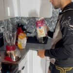 Claudio Puelles Instagram - Que rico shake despues de un buen trote 🏃🏽 @nutripointperu me ayuda a cerrar mi dia de la mejor manera con esta proteína de sabor mango 🔥, la combino con leche de avena y mas mango. Quedó power 💪🏼⚡️