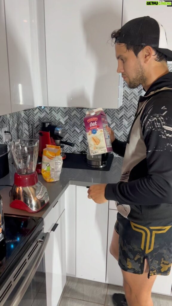 Claudio Puelles Instagram - Que rico shake despues de un buen trote 🏃🏽 @nutripointperu me ayuda a cerrar mi dia de la mejor manera con esta proteína de sabor mango 🔥, la combino con leche de avena y mas mango. Quedó power 💪🏼⚡️