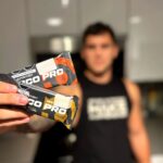 Claudio Puelles Instagram - 💪🍫 ¡Combate el hambre y potencia tu rendimiento con "Choco Pro" de SCITEC Nutrition! 💥🏋️‍♂️ Deliciosas barras de proteína, el aliado perfecto para someter al hambre en cualquier momento del día. ¡Sabor y 14grs de proteína en cada bocado! 😋👊 Encuentra toda la variedad de barritas en @nutripointperu #ClaudioPuelles #PrinceOfPeru #ArribaPeru #ChocoPro #SCITECNutrition #Nutripoint Pompano Beach, Florida