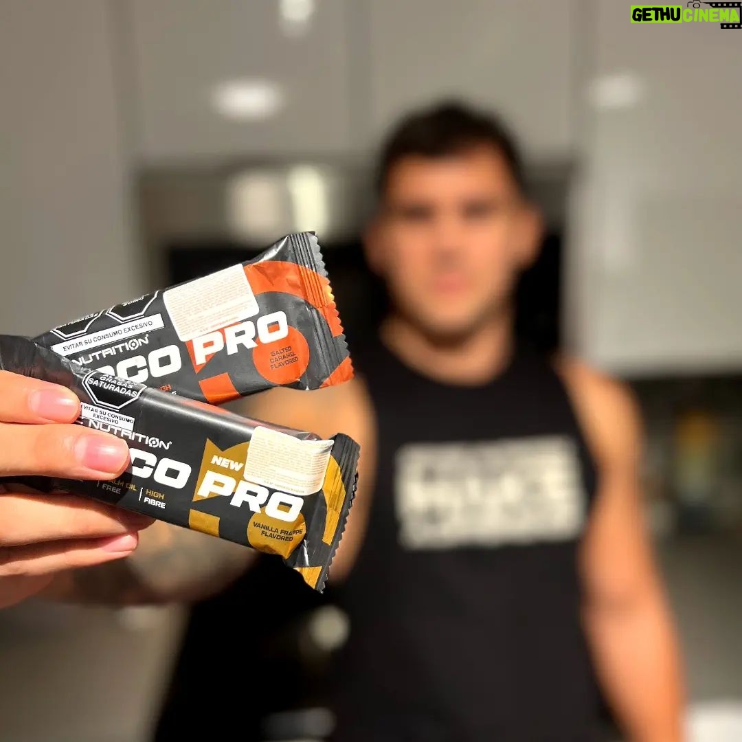 Claudio Puelles Instagram - 💪🍫 ¡Combate el hambre y potencia tu rendimiento con "Choco Pro" de SCITEC Nutrition! 💥🏋️♂️ Deliciosas barras de proteína, el aliado perfecto para someter al hambre en cualquier momento del día. ¡Sabor y 14grs de proteína en cada bocado! 😋👊 Encuentra toda la variedad de barritas en @nutripointperu #ClaudioPuelles #PrinceOfPeru #ArribaPeru #ChocoPro #SCITECNutrition #Nutripoint Pompano Beach, Florida