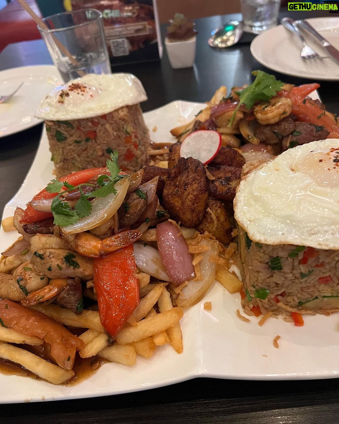 Claudio Puelles Instagram - Que buen día de playa, almorzar comida peruana, disparando rifle full automático por primera vez, top golf y cerrando con UFC 289 ✅ Miami, Florida