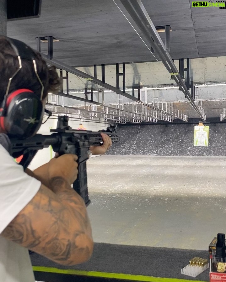 Claudio Puelles Instagram - Que buen día de playa, almorzar comida peruana, disparando rifle full automático por primera vez, top golf y cerrando con UFC 289 ✅ Miami, Florida