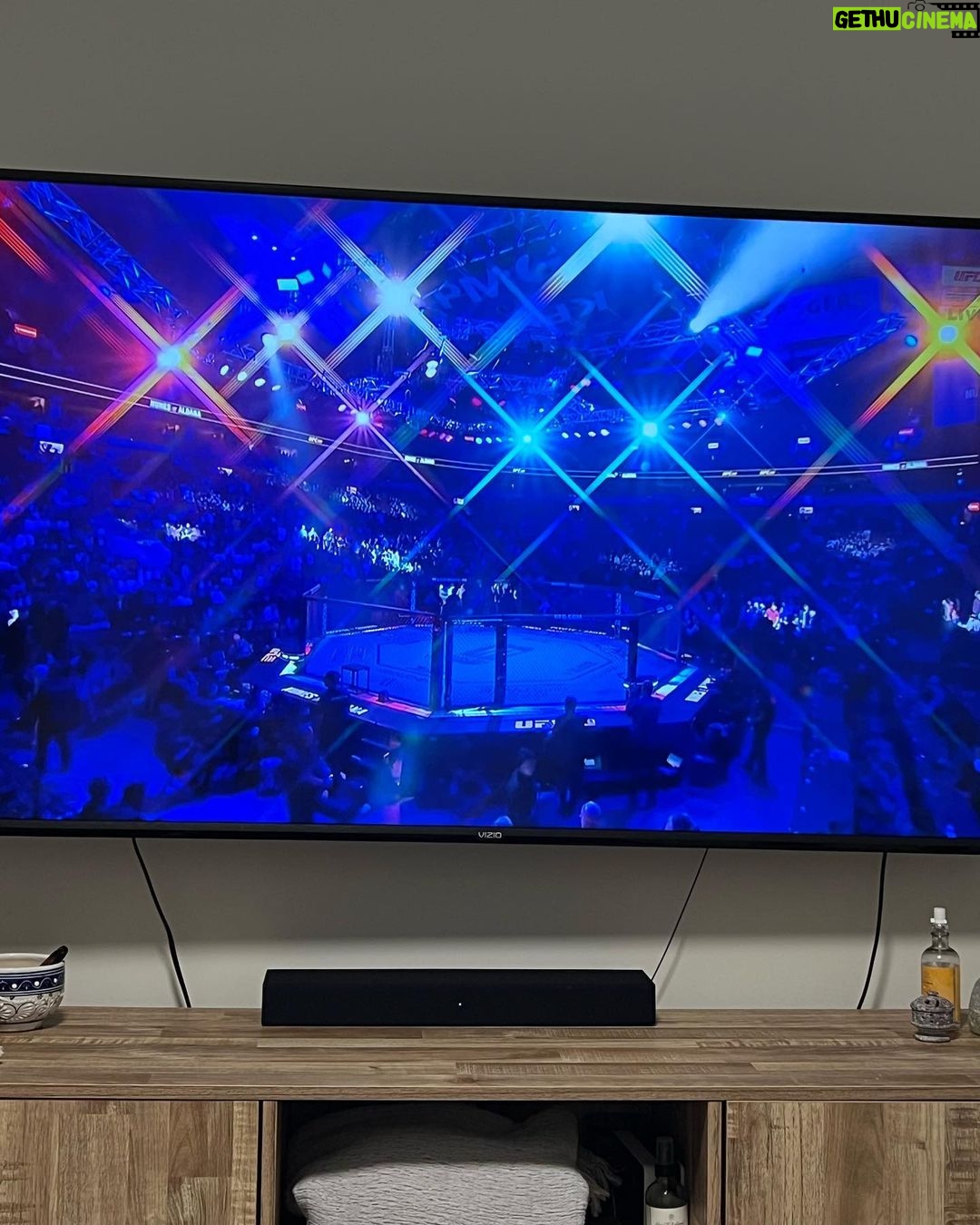 Claudio Puelles Instagram - Que buen día de playa, almorzar comida peruana, disparando rifle full automático por primera vez, top golf y cerrando con UFC 289 ✅ Miami, Florida