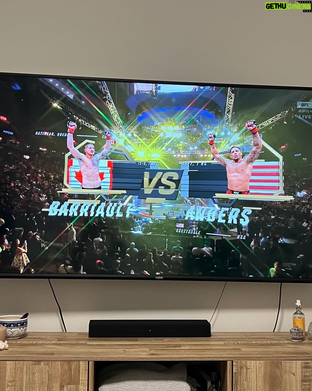 Claudio Puelles Instagram - Que buen día de playa, almorzar comida peruana, disparando rifle full automático por primera vez, top golf y cerrando con UFC 289 ✅ Miami, Florida