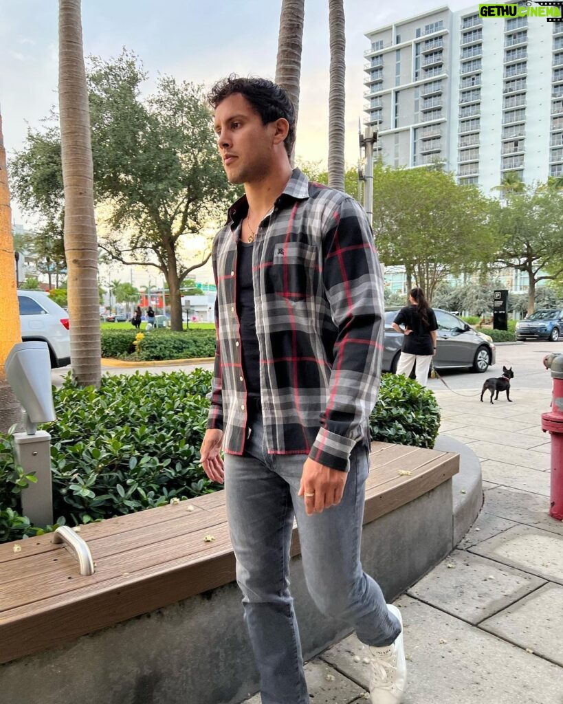 Claudio Puelles Instagram - Que gran tarde con el nuevo ahijado Lucca 🖤. Demasiado feliz de conocerlo y se sume uno mas a la familia. @lucianosaco Midtown Miami