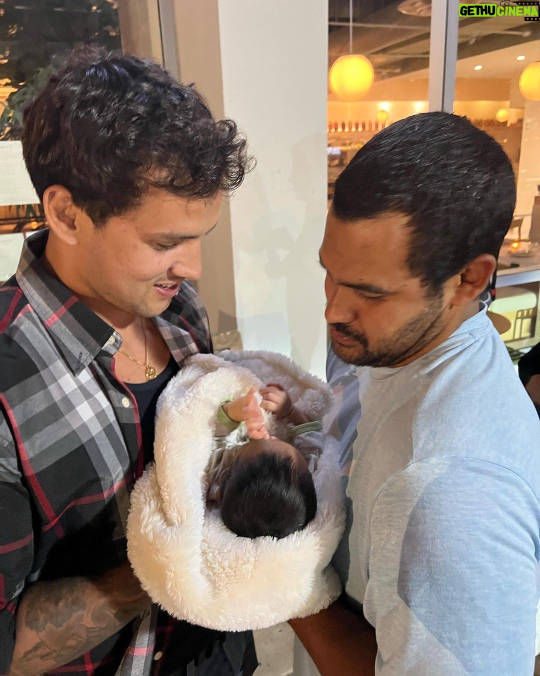 Claudio Puelles Instagram - Que gran tarde con el nuevo ahijado Lucca 🖤. Demasiado feliz de conocerlo y se sume uno mas a la familia. @lucianosaco Midtown Miami