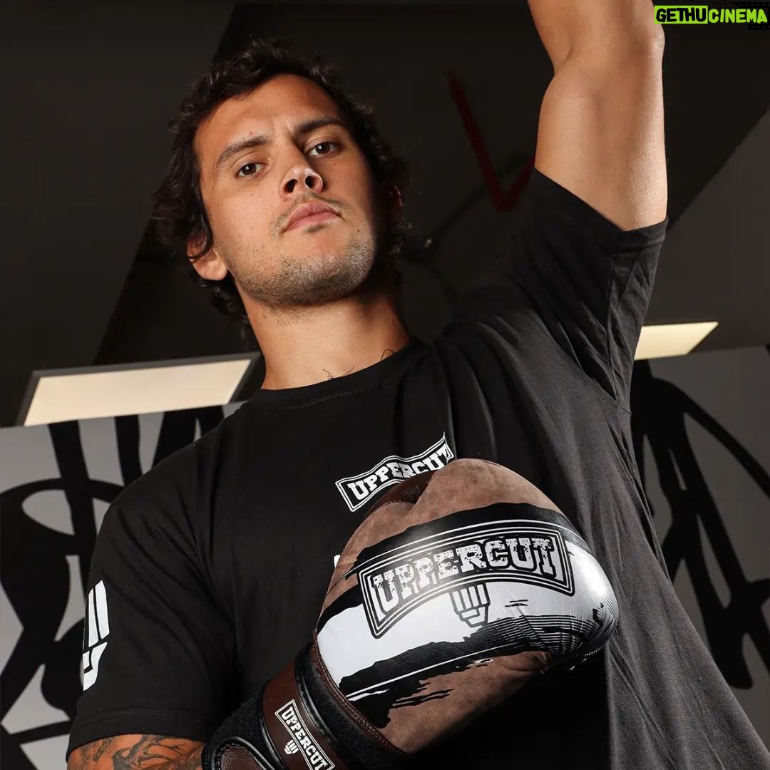 Claudio Puelles Instagram - 💥🔨Seguimos trabajando, tranquilos y aplicados. La oportunidad de volver a competir ya se acerca, y para eso, mis guantes y protecciones @uppercut.pe son el mejor complemento. ¿Vieron ya la colección 2023? ¡Está increíble! Consigue toda la línea de productos Uppercut en @centralsportperu. Diles que te envío El Prince 💪🇵🇪 #PrinceOfPeru #Uppercut #arribaperú #claudiopuelles #UFC #MMA #traibing #gymrat #peruano #peru Perú