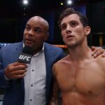 Claudio Puelles Instagram - Justo hoy me acordé de cuando no estaba contento con mi performance en una pelea y mi cara lo dice todo al ver la pantalla en plena entrevista 😂, pero ni modo... Happy birthday to the Champ Champ @dc_mma 🫡🥳 #PrinceOfPeru #danielcormier #hapoybirthday #mma #ufc @ufcespanol UFC APEX