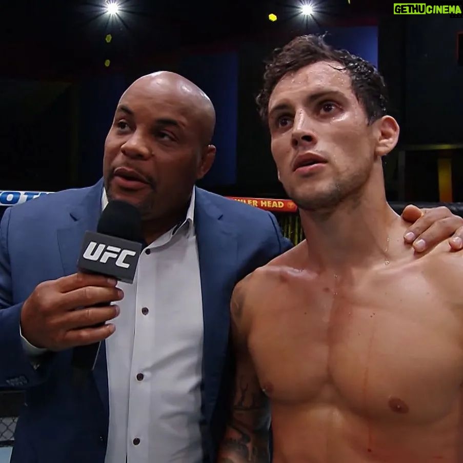 Claudio Puelles - 2.7K Likes - Justo hoy me acordé de cuando no estaba contento con mi performance en una pelea y mi cara lo dice todo al ver la pantalla en plena entrevista 😂, pero ni modo...
Happy birthday to the Champ Champ @dc_mma 🫡🥳
#PrinceOfPeru #danielcormier #hapoybirthday #mma #ufc @ufcespanol