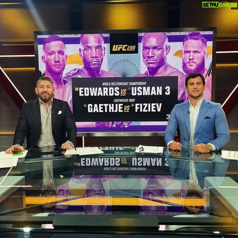 Claudio Puelles - 1.6K Likes - COMENZAMOS #UFC286! 💪
Ya estoy en @ufcespanol junto a @victordavilaufc para llevarles toda la acción de Edwards vs. Usman III, en vivo desde Londres.
Sintoniza ya!
Mi 👔? @suezacnich.atelier, por supuesto 🇵🇪
#PrinceOfPeru #edwardsvsusman #ufc #mma #arribaperu