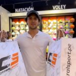 Claudio Puelles Instagram - @claudio_puelles, peleador profesional de UFC 🥊 visitó nuestras tiendas de Central Sport para poder adquirir sus productos de entrenamiento profesional. Contamos con una gran variedad de artículos deportivos y ortopédicos para diferentes disciplinas 🏀⚾🥎🏈🏐🎾🏓🤿⚽🇵🇪 Visita nuestras tiendas, ubícanos en 👇 📍 C.C. Megaplaza - Tda. L330 📍 C.C. Plaza San Miguel - Tda. C114 📍 Mall Aventura Santa Anita - Tda. C2021 - C2023 #centralsport #deportistas #mma #uppercut #boxeo #ufc