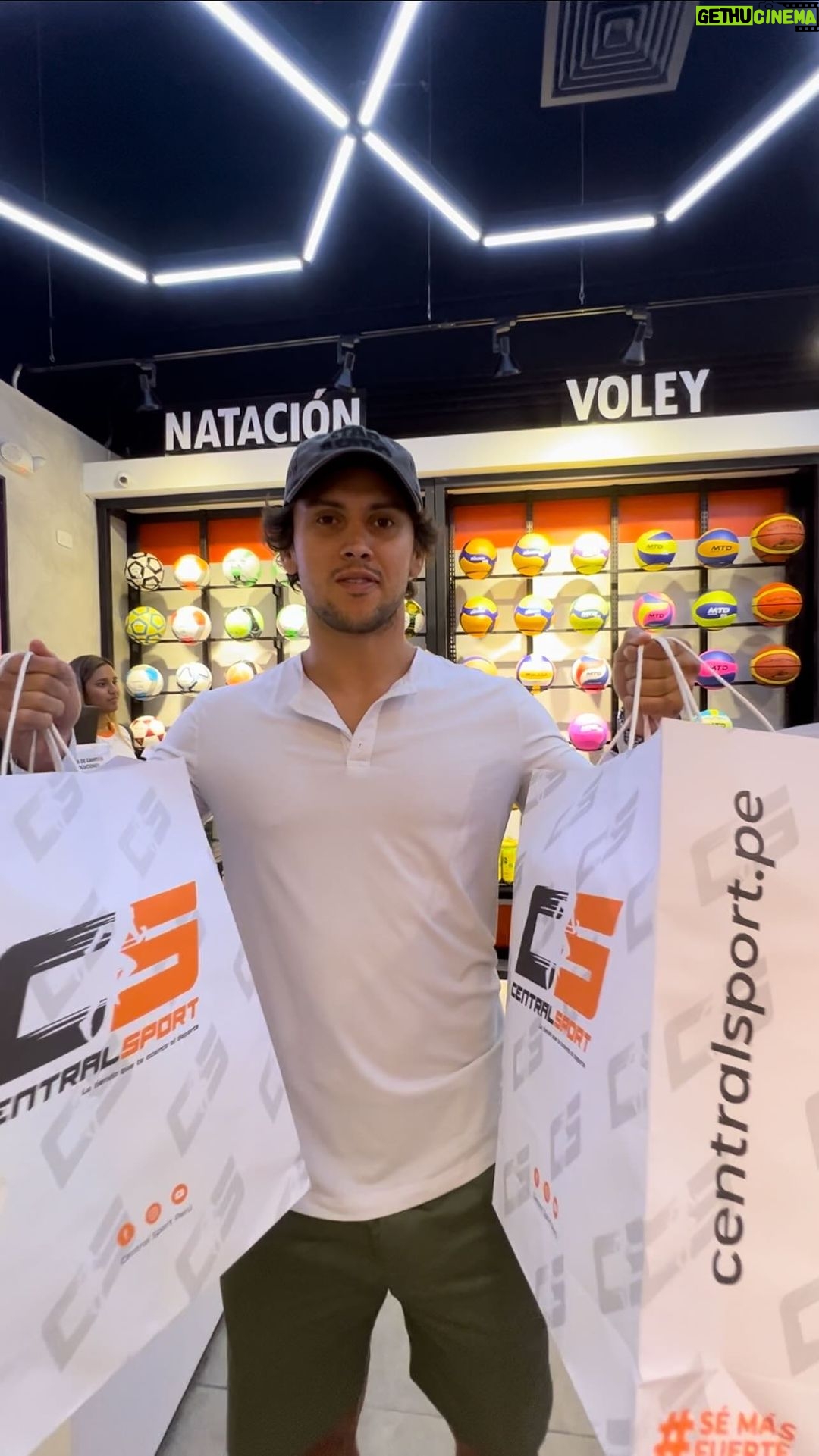 Claudio Puelles Instagram - @claudio_puelles, peleador profesional de UFC 🥊 visitó nuestras tiendas de Central Sport para poder adquirir sus productos de entrenamiento profesional. Contamos con una gran variedad de artículos deportivos y ortopédicos para diferentes disciplinas 🏀⚾🥎🏈🏐🎾🏓🤿⚽🇵🇪 Visita nuestras tiendas, ubícanos en 👇 📍 C.C. Megaplaza - Tda. L330 📍 C.C. Plaza San Miguel - Tda. C114 📍 Mall Aventura Santa Anita - Tda. C2021 - C2023 #centralsport #deportistas #mma #uppercut #boxeo #ufc
