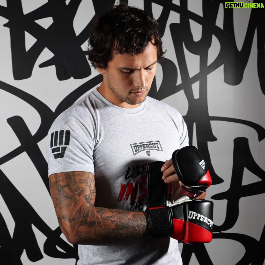 Claudio Puelles Instagram - Nuevas armas para esta temporada 2023. Gracias @uppercut.pe 💪🏽🇵🇪 Encuentra toda la línea 2023 en @centralsportperu #ClaudioPuelles #PrinceofPeru #ArribaPeru #peru #peruvianpower #uppercutperu #boxing #mma #training