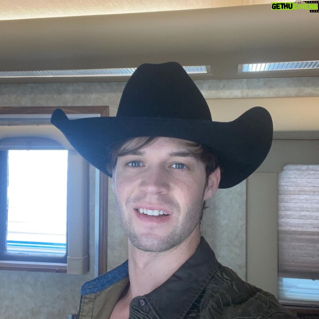 Colin Ford Instagram - Through the early mornings and the long nights that turned into mornings we worked tirelessly to bring @karenkingsbury story to life! “A Thousands Tomorrows” Ep 1&2 are streaming now on @pureflix! ❤️
