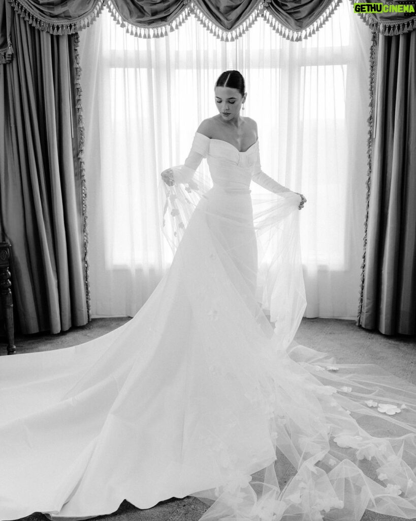 Connar Franklin Instagram - getting ready…. 🤍🤍🤍 wedding dress: @eliesaabbridal from @loho_bride mua: @jentioseco hair: @flawlessairbrush nails: @tombachik glow: @isabelalysa The Biltmore Estate