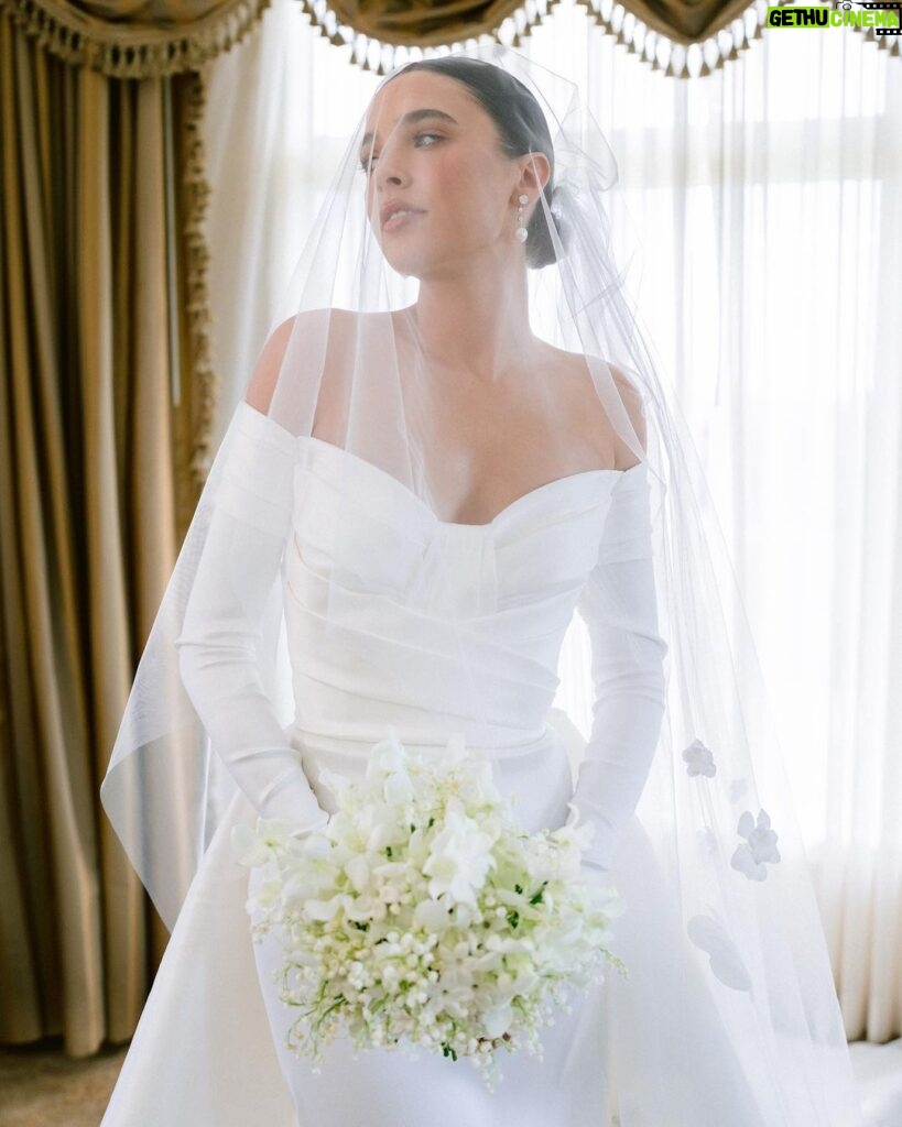 Connar Franklin Instagram - getting ready…. 🤍🤍🤍 wedding dress: @eliesaabbridal from @loho_bride mua: @jentioseco hair: @flawlessairbrush nails: @tombachik glow: @isabelalysa The Biltmore Estate