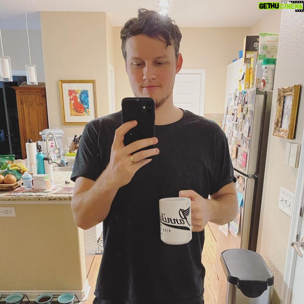 Connor Weil Instagram - Goodmorning #bedhead #biggercoffeemugplease