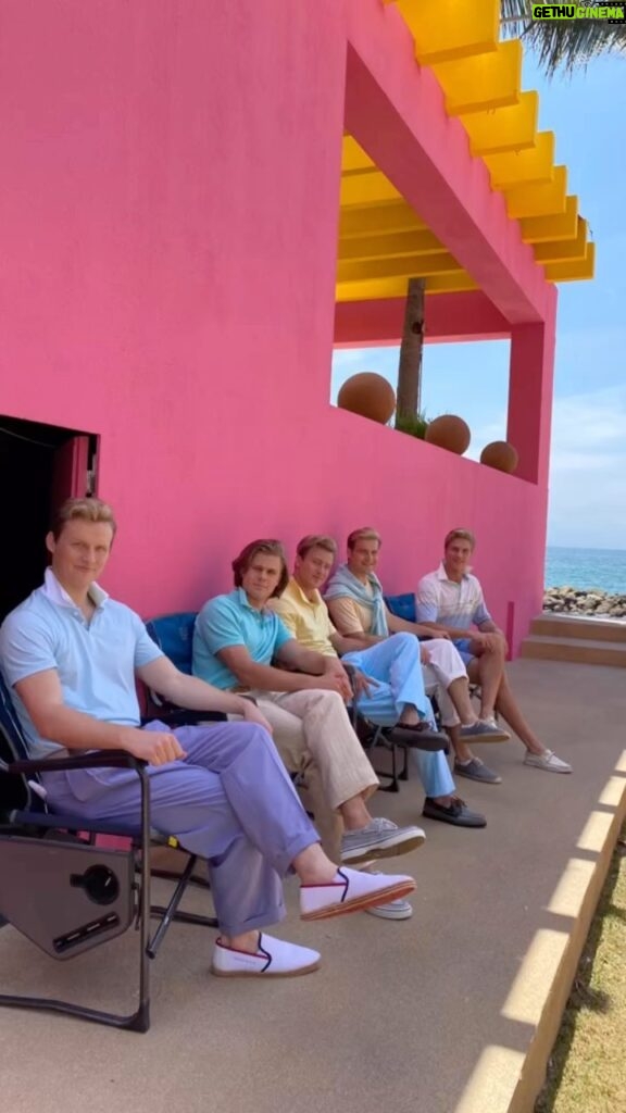 Connor Weil Instagram - It’s here! Episode 3 of Acapulco is available to view on @appletvplus ! SOUND ON for music from the best pool singers @rossanadeleon_ & @rourquidim Thank you to the most welcoming cast. ¡Fue un placer! @chordoverstreet @fernandocarsa @owenjoyner @msjessicacollins @camilaperezto @enriquearrizon @reginareynoso11 @cebrianrafael @loboeliasactor @carolinamorenoga
