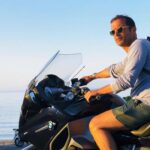 Constantine Markoulakis Instagram - 🎼 Χαμηλή πτήση 🏍 Πάρε μία δυνατή μοτοσυκλέτα πάρε αν θες και το κορίτσι σου μαζί κι όλα αυτά που σου τη σπάνε ξέχασέ τα όσοι το `καναν δεν ήταν χαζοί Είναι όμορφο να τρέχεις στα λιβάδια κι από λόφους να περνάς τα δειλινά ν’ αντικρίζεις πόλεις άγνωστες τα βράδια και να μη σταματάς πουθενά Όλα αυτά που θα σου πω, να τα θυμάσαι σου μιλάει κάποιος που γνώρισε πολλά κι όταν γέρνει στις στροφές, μην το φοβάσαι, το κορίτσι σου κρατιέται καλά Είναι όμορφο να τρέχεις σ’ άδειους δρόμους και τριγύρω σου να βλέπεις τα βουνά μακριά από συνθήματα και νόμους και να μη σταματάς πουθενά #loukianoskilaidonis #πάρεκαιτοκράνοσσουφυσικά #bmwmotorradhellas