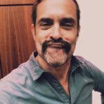 Constantine Markoulakis Instagram - Παραστάσεις, τέλος. Πρόβες, τέλος. Γυρίσματα, τέλος. Μούσια, τέλος. Καλό καλοκαίρι!