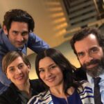 Constantine Markoulakis Instagram - Λόγω Τιμής, εδώ οι παιδικοί φίλοι, Ηρώ και Μιχάλης, με τα ζευγάρια τους, δηλαδή, εγώ με τη Βίκυ που είμαστε φίλοι από πάντα και που είναι παντρεμένη με τον Οδυσσέα που είναι ομως και αδελφός μου στο «Φάρο» και που σκηνοθέτησε το «Masterclass» που λάμπει η Μαρία που εδώ είναι η γυναίκα μου! #thereisnobusinesslikeshowbusiness #logotimis #20xroniameta #skaitv