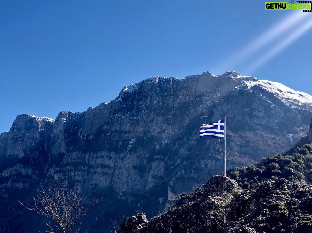 Constantine Markoulakis Instagram - Ημέρα γιορτής. Ας μας φωτίζουν πάντα οι ακτίνες του.