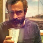 Constantine Markoulakis Instagram - «Να είναι η μέρα σας τόσο υπέροχη, όσο η πρώτη γουλιά» είπε, κι ετοιμάστηκε για τη διπλή παράσταση του Σαββάτου... ##theatre #331παραστάσεις