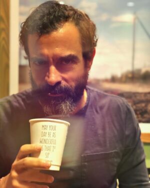 Constantine Markoulakis Instagram - «Να είναι η μέρα σας τόσο υπέροχη, όσο η πρώτη γουλιά» είπε, κι ετοιμάστηκε για τη διπλή παράσταση του Σαββάτου...
##theatre #331παραστάσεις