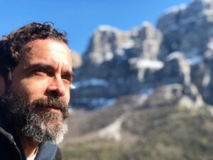 Constantine Markoulakis Instagram - «Καλό μήνα!» φώναξα. «Καλό μήνα!» αποκρίθηκε το βουνό. #march #mountain #echo