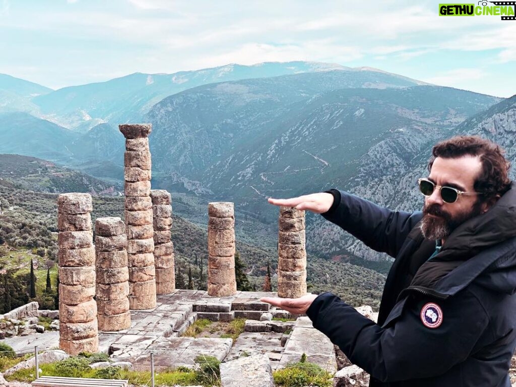 Constantine Markoulakis Instagram - Κωστάκης επί Κολωνώ #delfoi #illusion Ναός του Απόλλωνα (Temple of Apollo)
